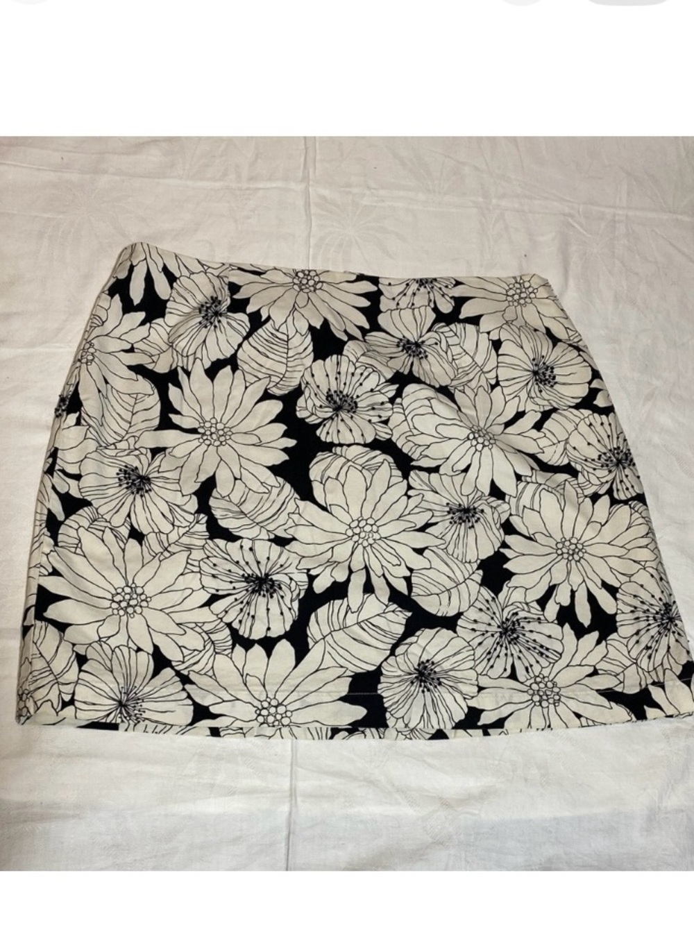 GAP Floral Black and White Stretch Skirt with Bead Embellishment - Women Size-6